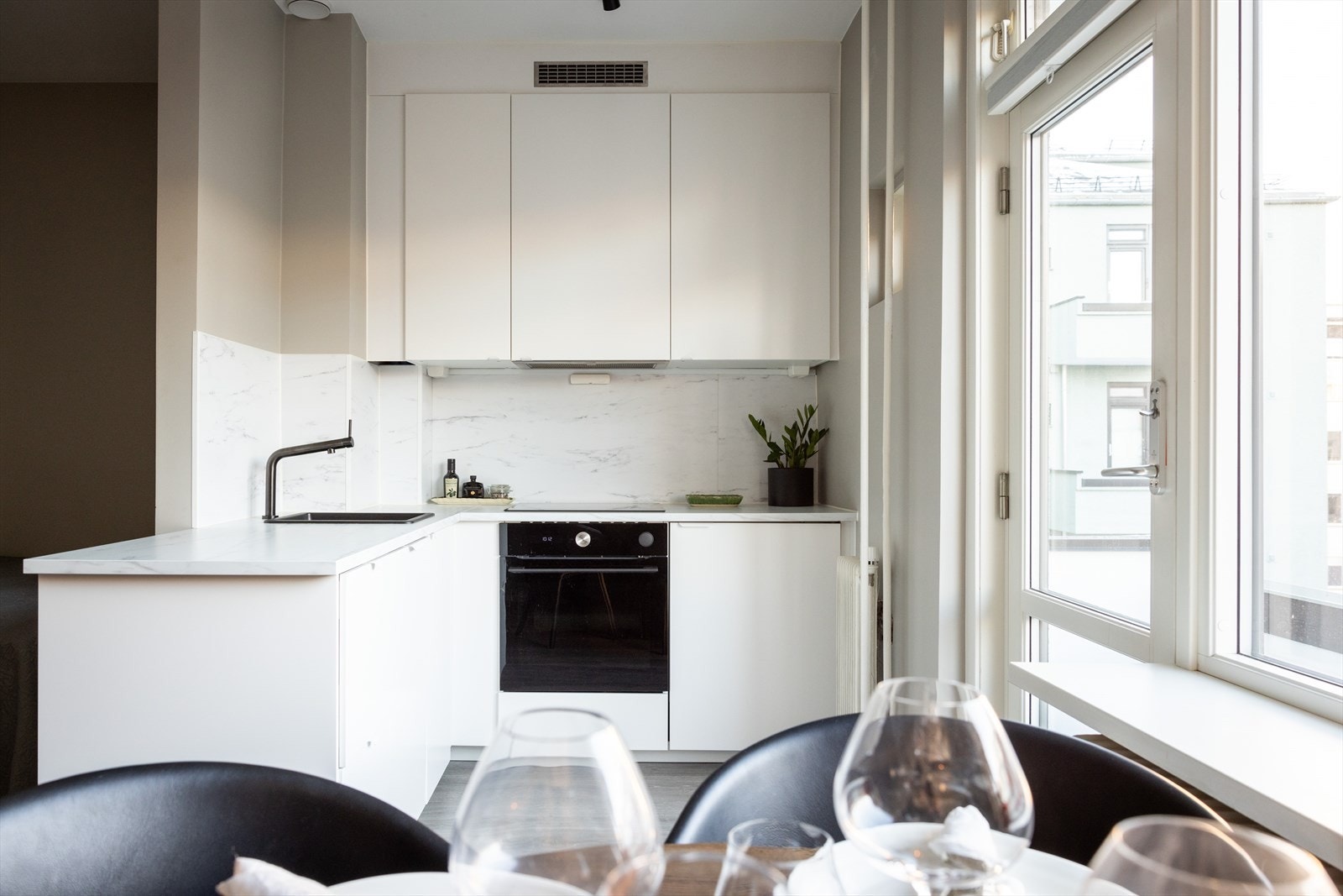 Moderne, plassbygd kjøkken fra 2022 med glatte fronter og laminat benkeplate. Galleribilde