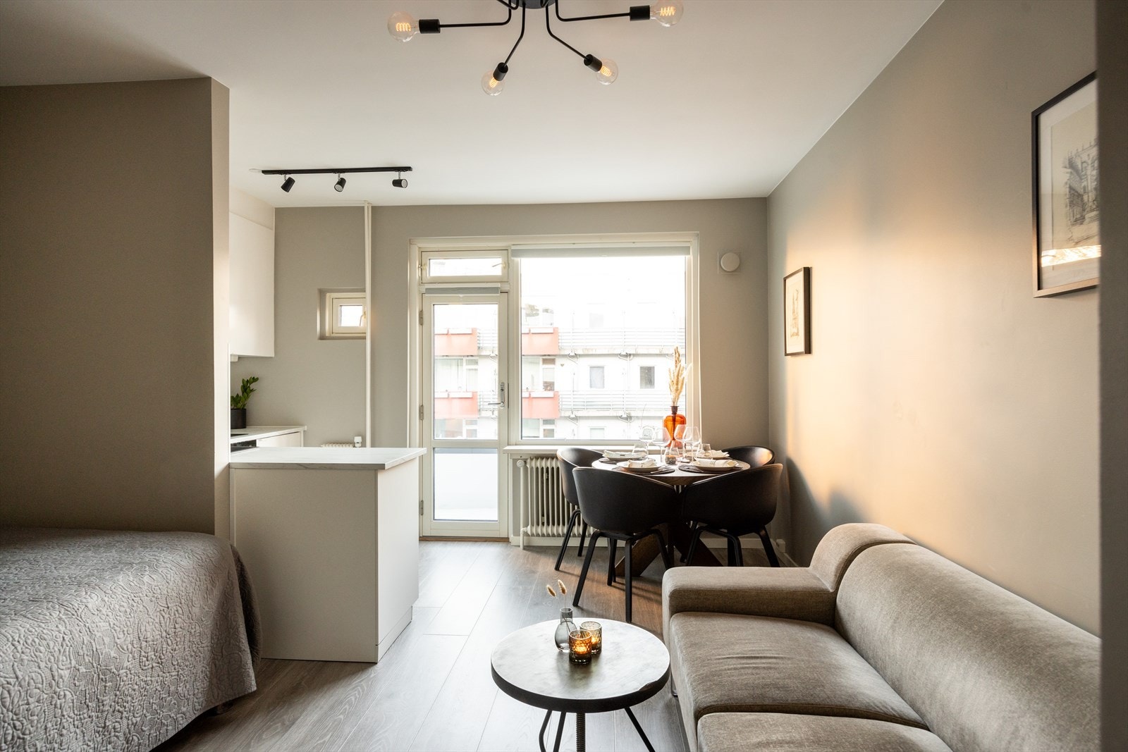 Leiligheten har et stort, lyst og pent oppholdsrom som ble pusset opp i 2022. Galleribilde