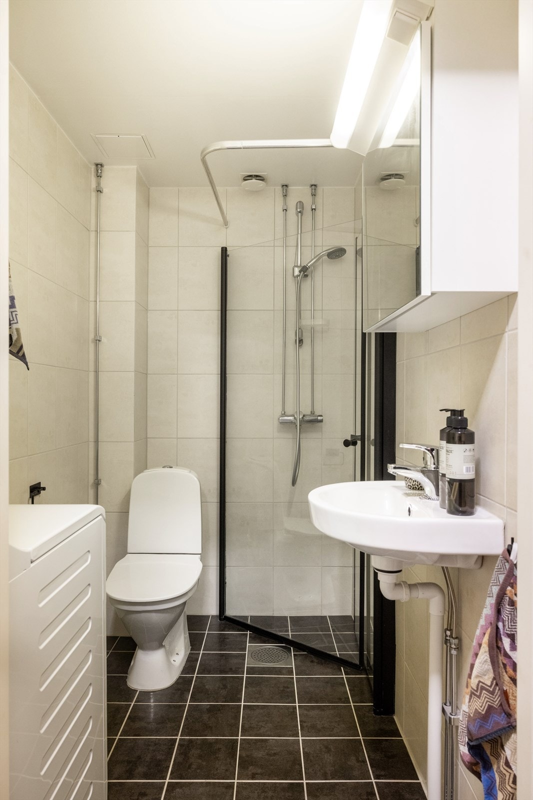 Flislagt bad fra 2009 med varmekabler i gulv. Ventilasjon via avtrekk til felles anlegg. Galleribilde