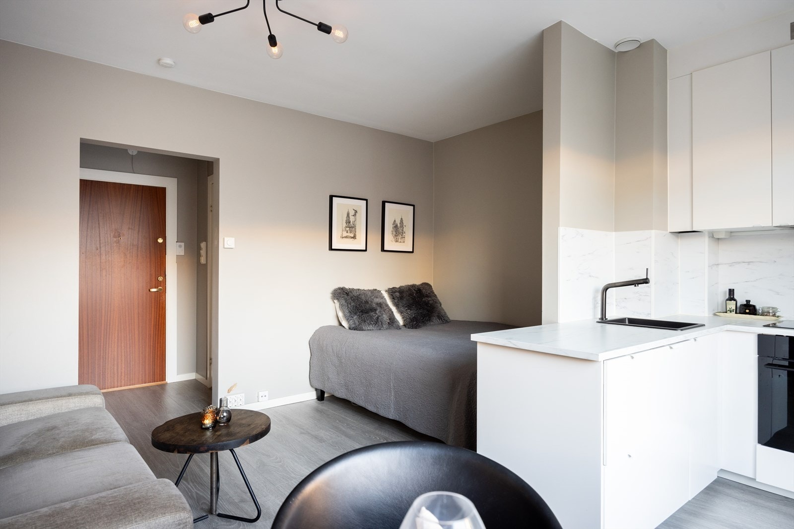 Oppholdsrommet ble pusset opp i 2022 og holder god standard. Galleribilde