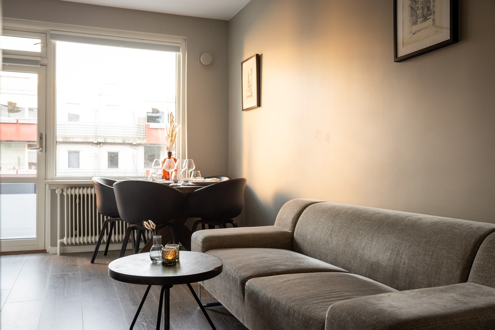 Stor og moderne stue med plass til sofa, tv og spisebord. Galleribilde