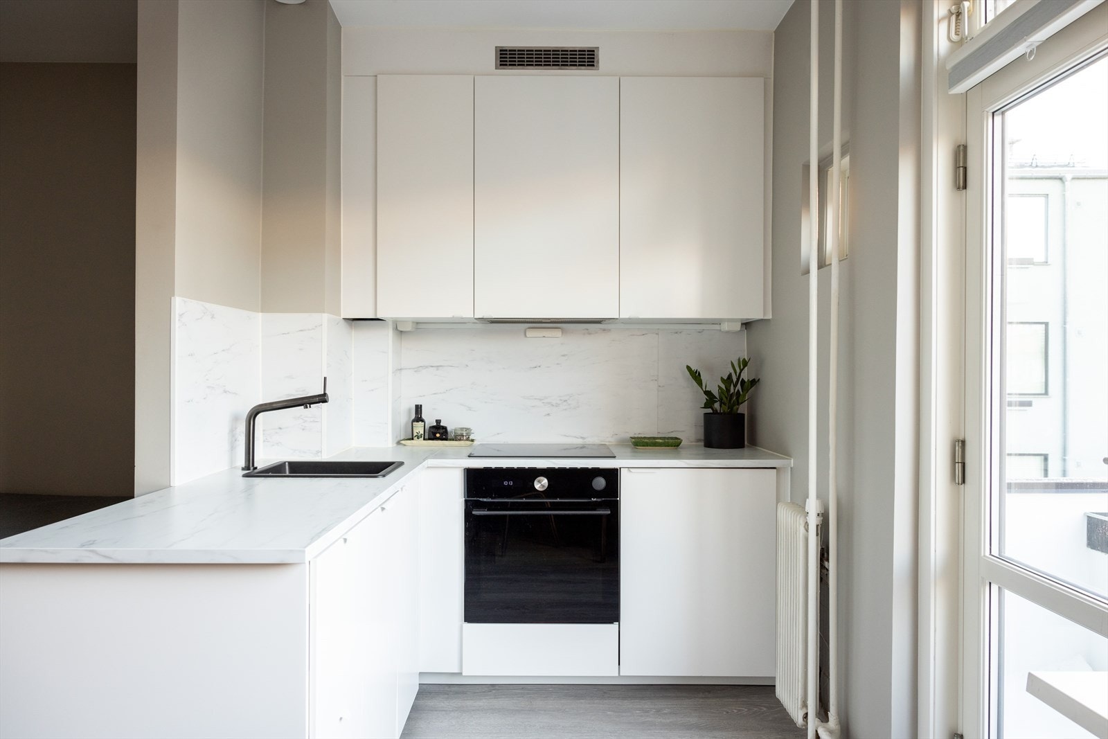 Integrerte hvitevarer består av kjøleskap, oppvaskmaskin, platetopp, stekeovn og kjøleskap med fryser. Det er god lagringsplass i skuffer og skap. Galleribilde