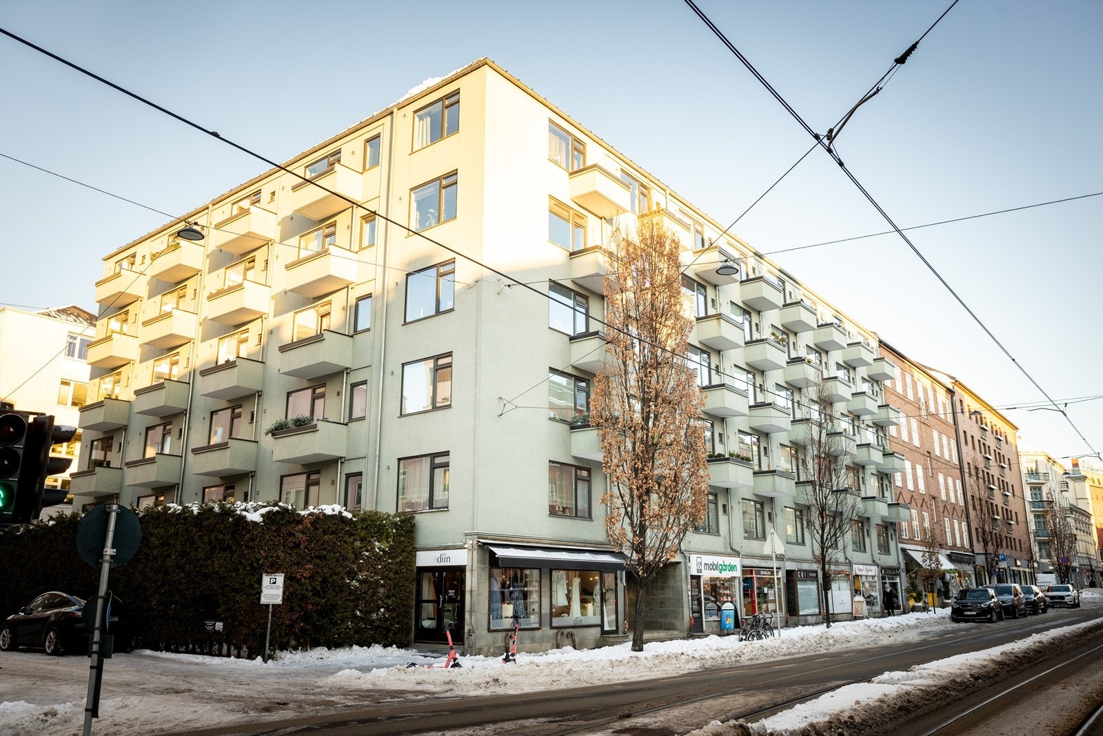 Leiligheten ligger i byggets 5. etasje med heis og vender mot rolig bakgård. Sentral beliggenhet med nærhet til "alt". Galleribilde