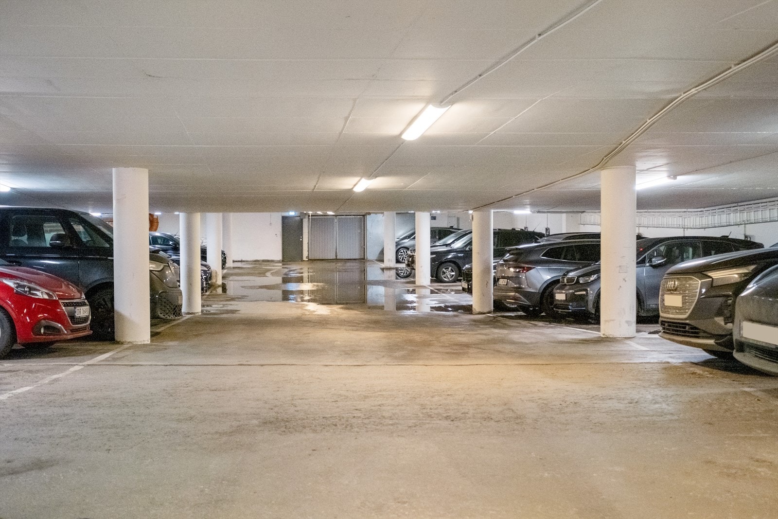 Selger har garasjeplass med elbillader i lukket anlegg med direkte adkomst fra leiligheten med heis. Galleribilde