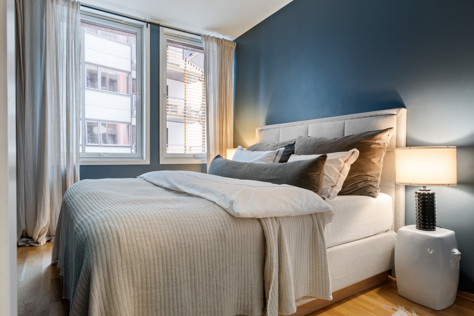 Romslig hovedsoverom med god plass til dobbeltseng med tilhørende nattbord. Galleribilde