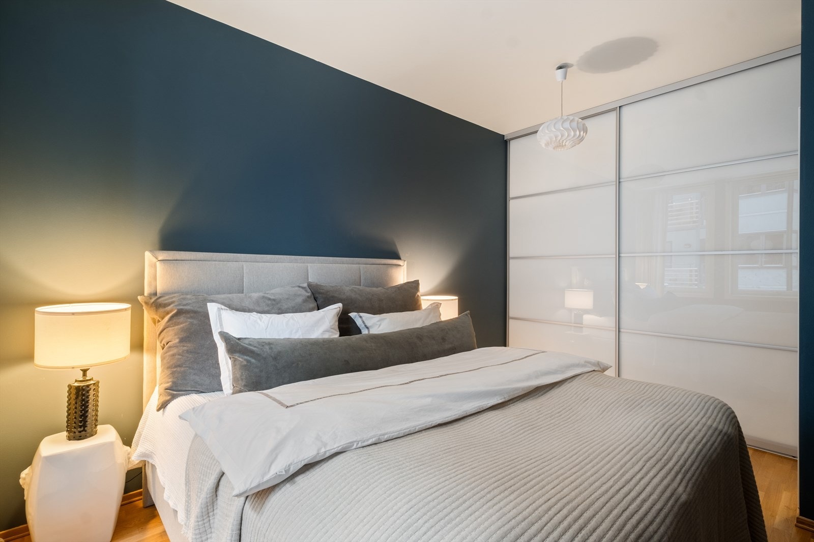 Rikelig med oppbevaringsplass i skyvedørsgarderobe. Galleribilde