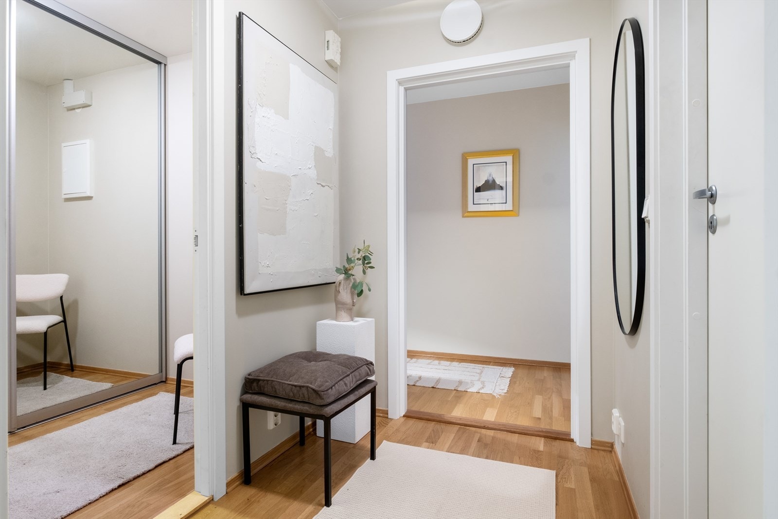 En lys og innbydende entré som gir et godt førsteinntrykk av leiligheten! Galleribilde