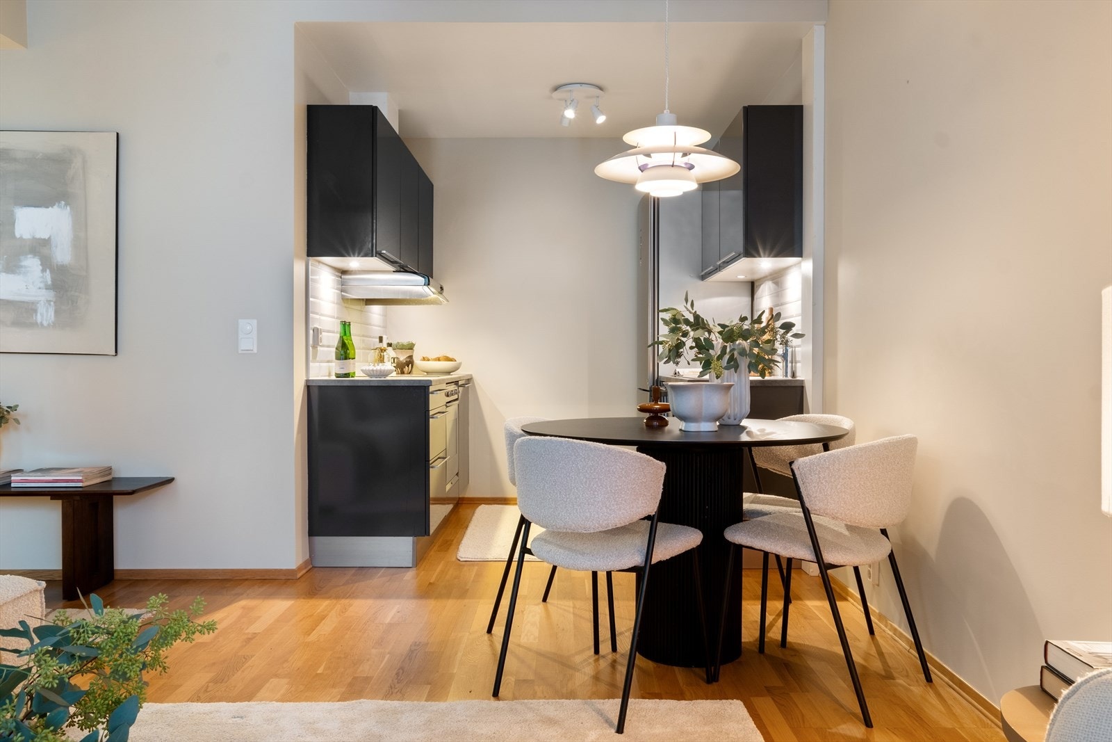 Stuen har en åpen løsning mot kjøkkenet. Galleribilde