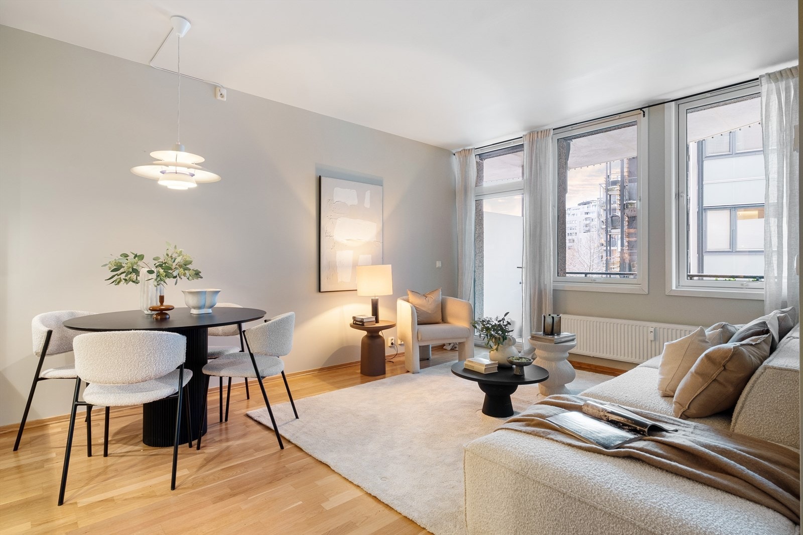 En lys og innbydende 3-roms andelsleilighet med sentral og attraktiv beliggenhet i ettertraktede Pilestredet Park. Galleribilde