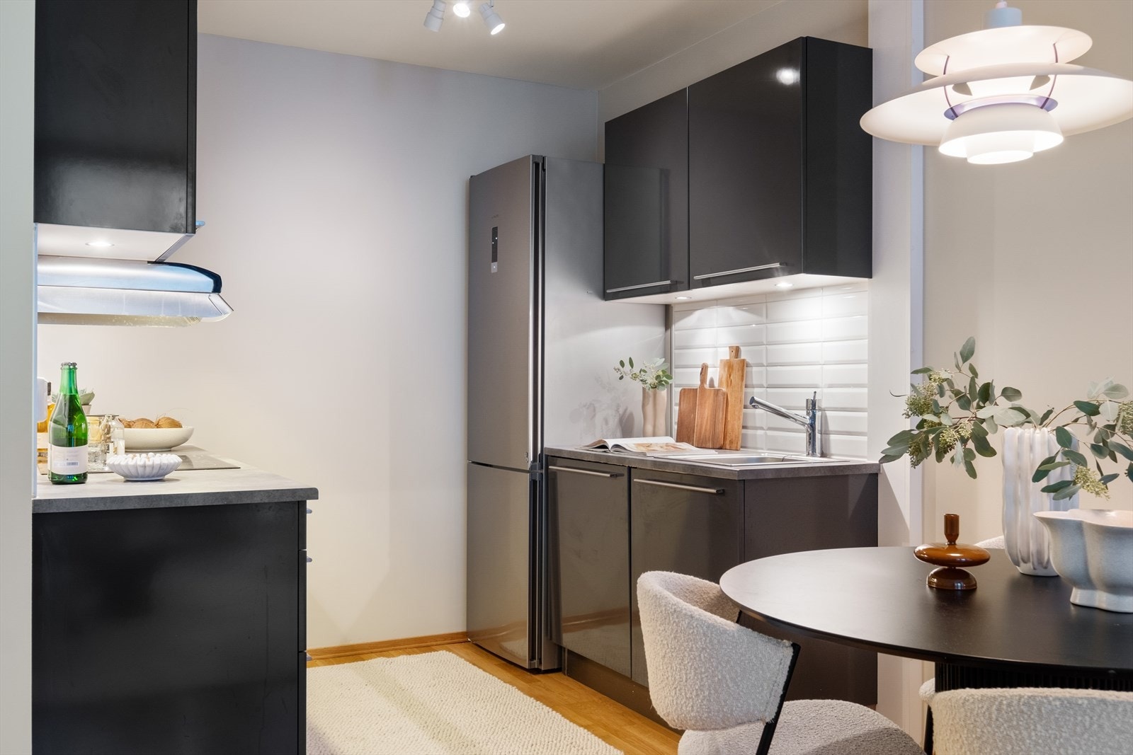 Godt med benk- og skapplass.
Integrerte hvitevarer som induksjonstopp, stekeovn og oppvaskmaskin. Galleribilde