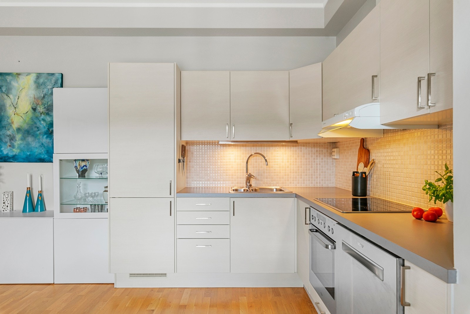 Moderne kjøkkeninnredning. Det er godt med skap-/ benkeplass. Galleribilde