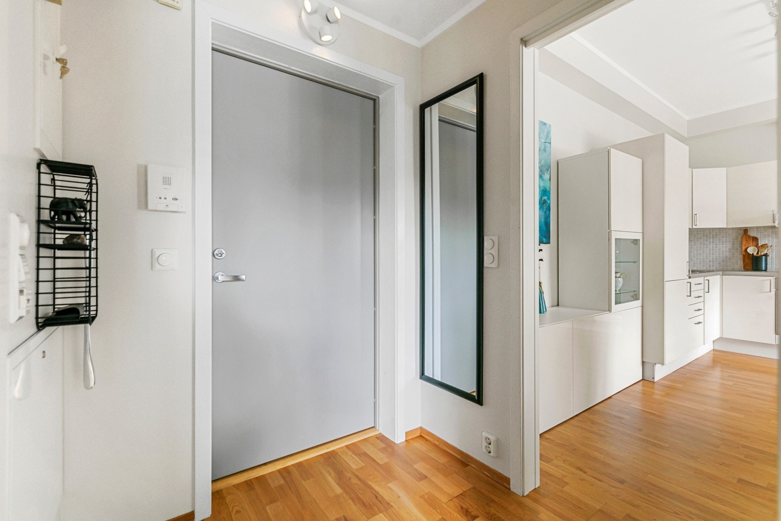 Hele leiligheten er av moderne standard, med blant annet vannbåren varme og v.v inkl. i fellesutgifter Galleribilde