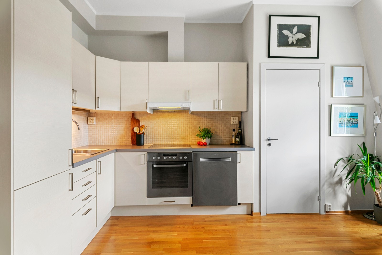 Det er god plass til stort spisebord ved kjøkken Galleribilde