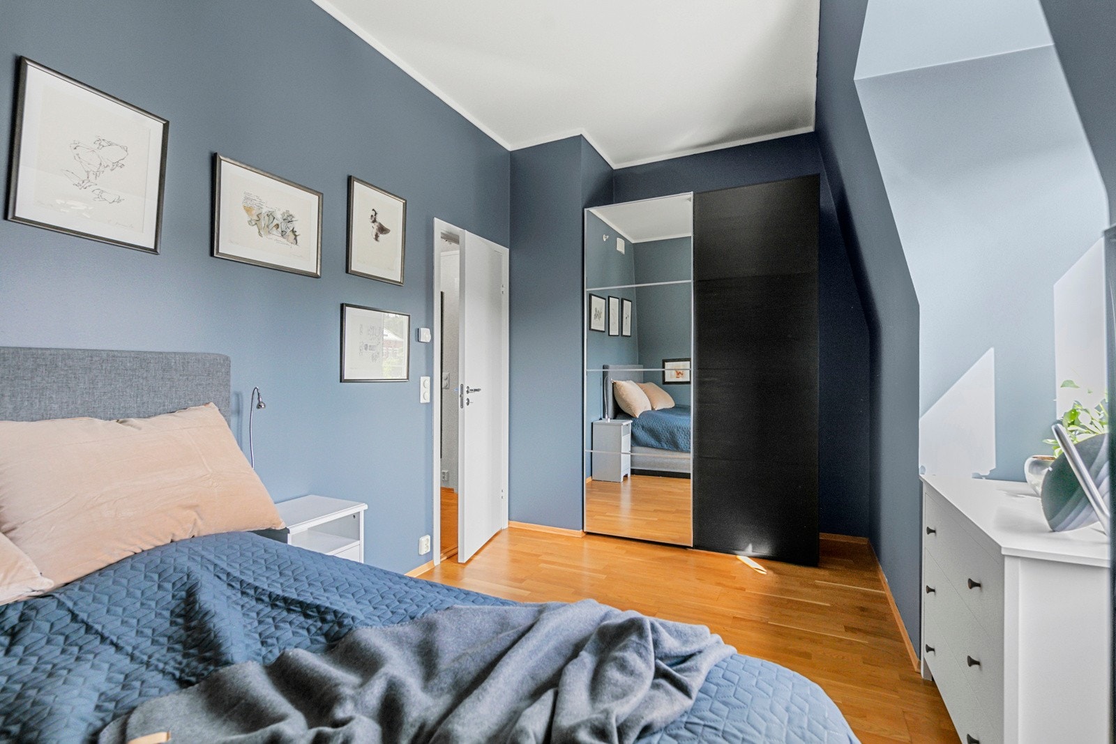 Soverom 1 med god oppbevaringsplass i skyvedørsgarderobe Galleribilde