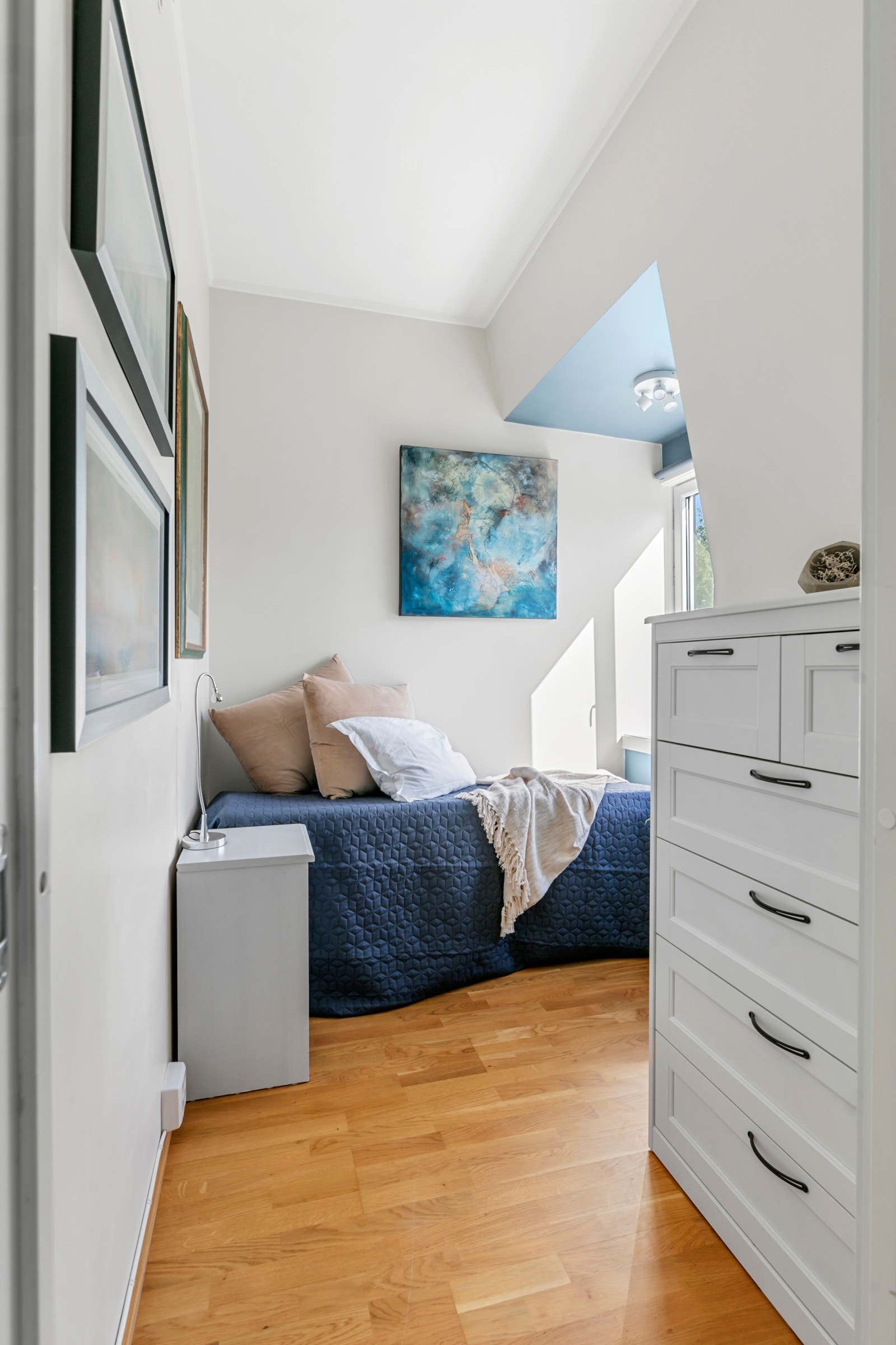 Soverom 2 med plass til seng, nattbord og garderobe Galleribilde