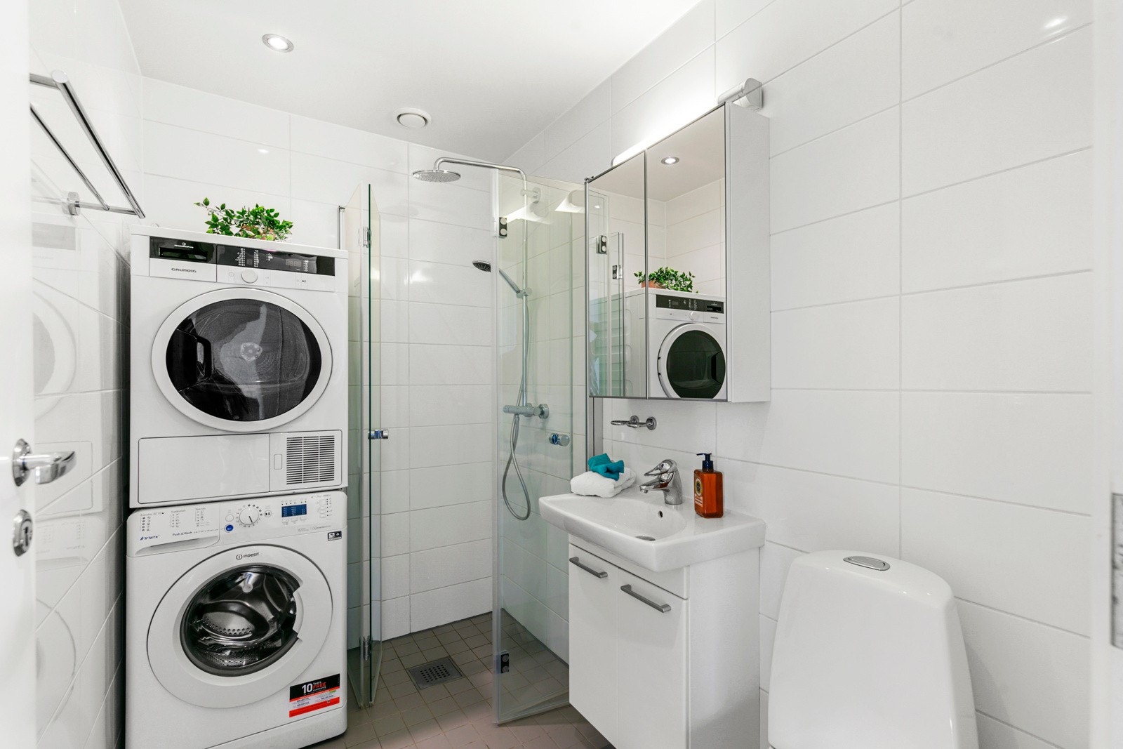 Flislagt bad. Det er nytt speilskap, dusjvegger og armatur. Det er varmekabler i gulv. Galleribilde