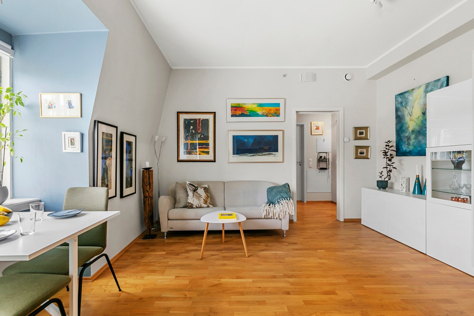 God plass til sofagruppe, spisebord og annet ønsket møblement Galleribilde