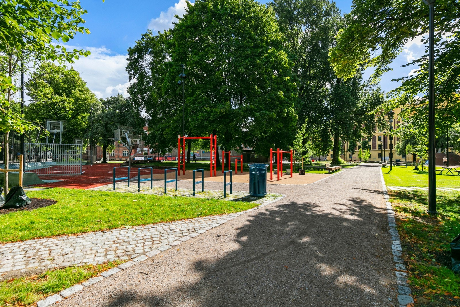 Nærområde: Nylig renovert park, rett utenfor døren. Området er i utvikling, og dette er et av grepene kommunen har tatt Galleribilde