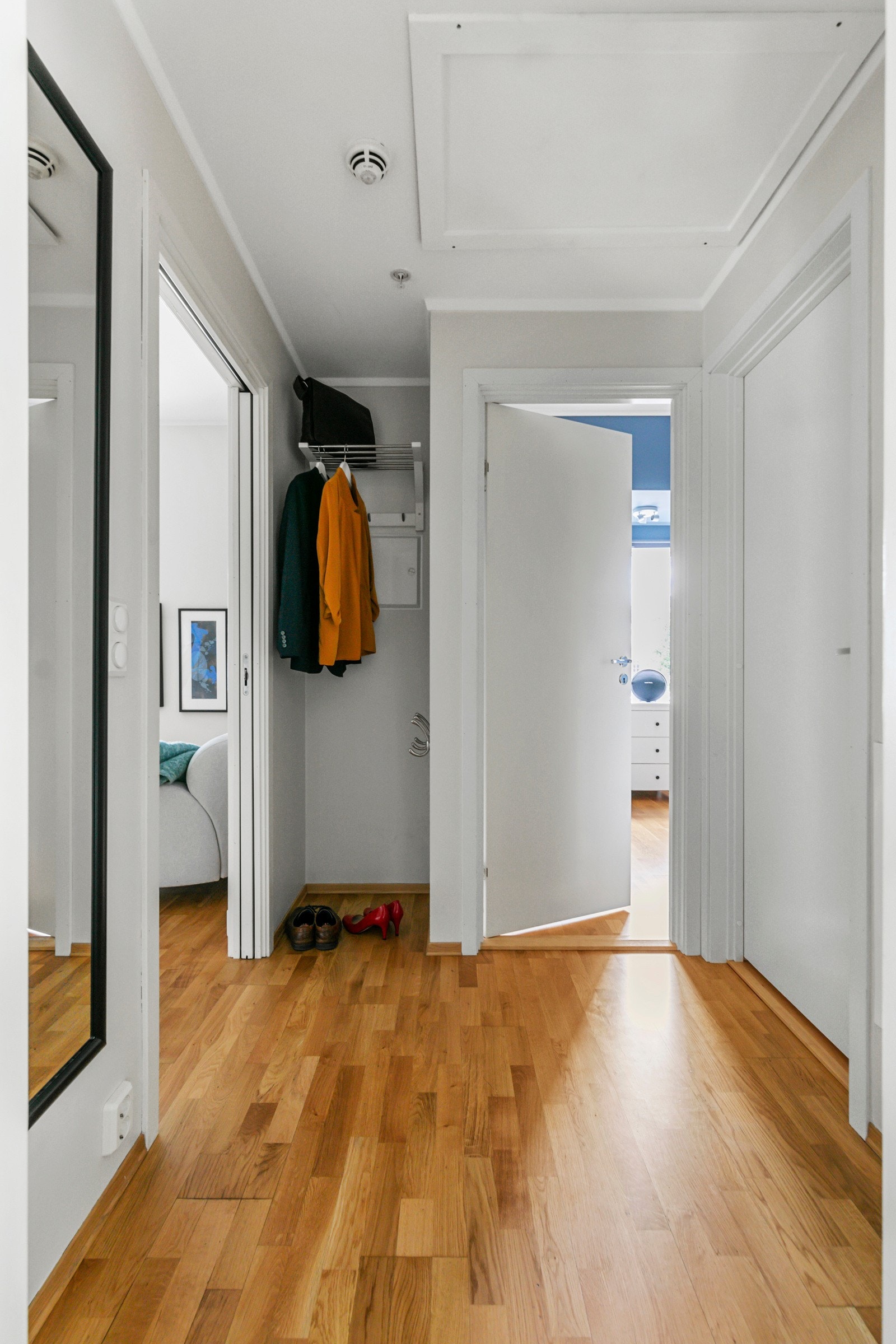 Lys og fin entré med god plass til oppbevaring skotøy og yttertøy. Det er balansert ventilasjon i leiligheten. Galleribilde
