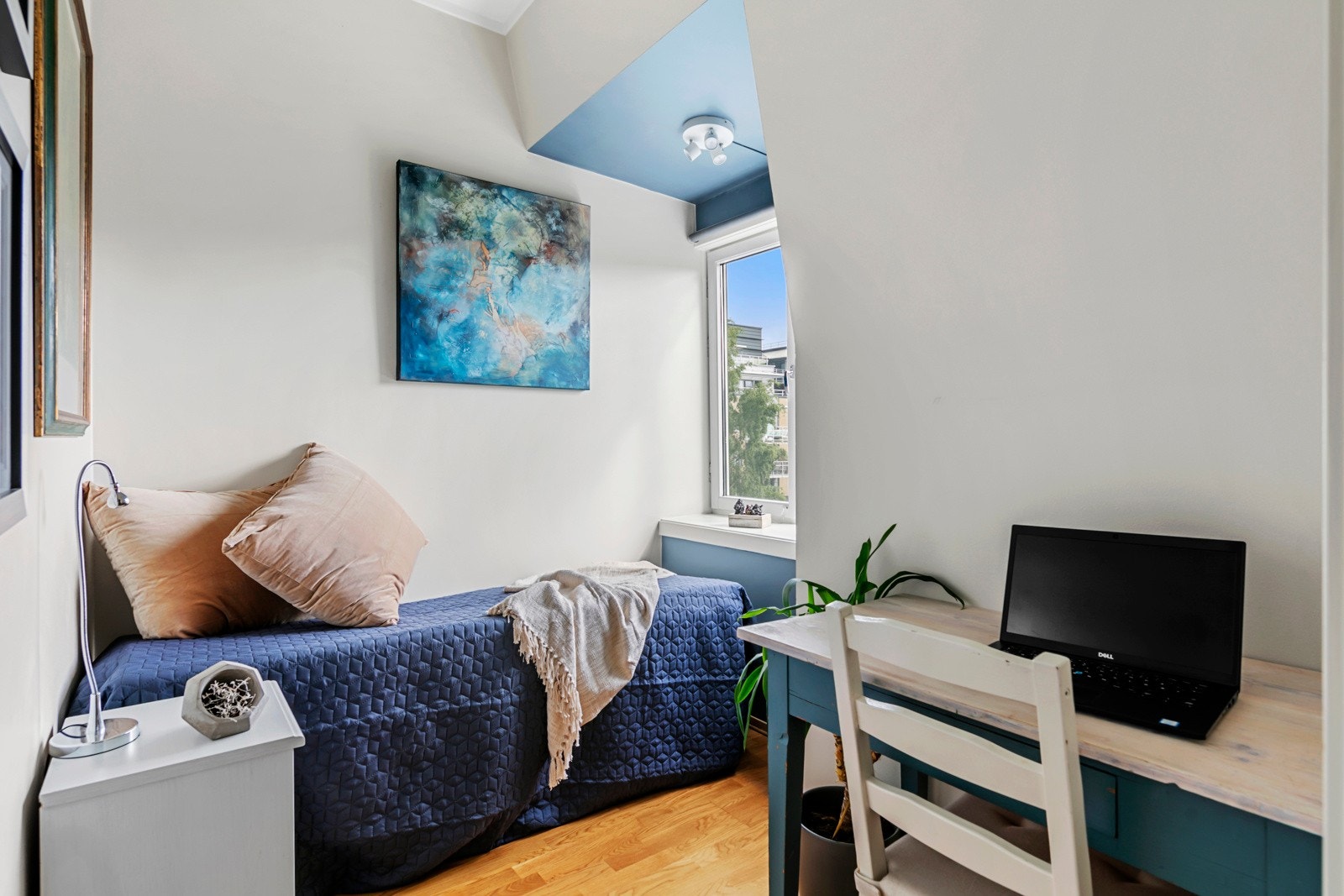 Soverom 2 med plass til seng, nattbord og garderobe Galleribilde