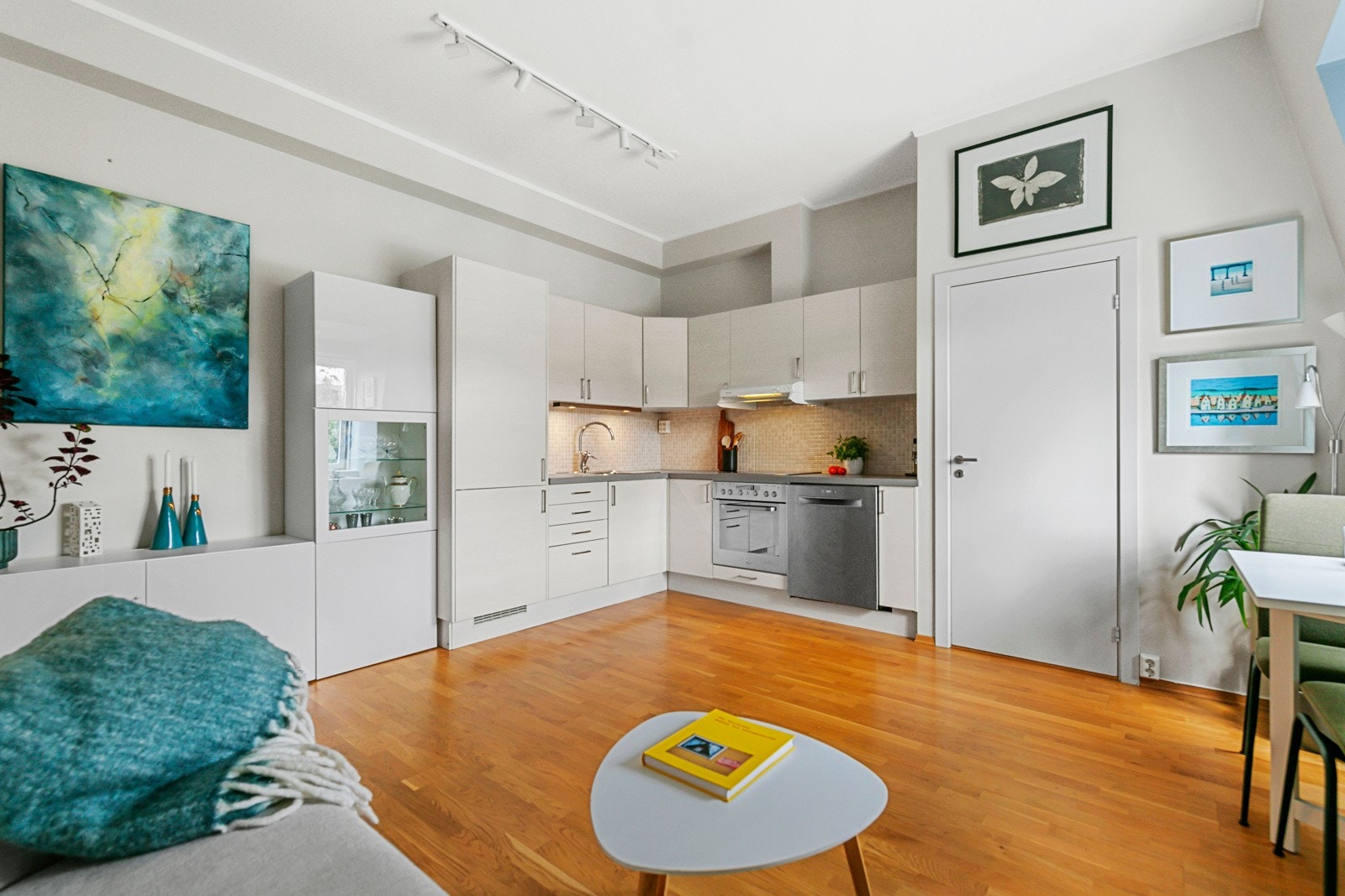 Velfungerende åpen kjøkkenløsning til stuen Galleribilde