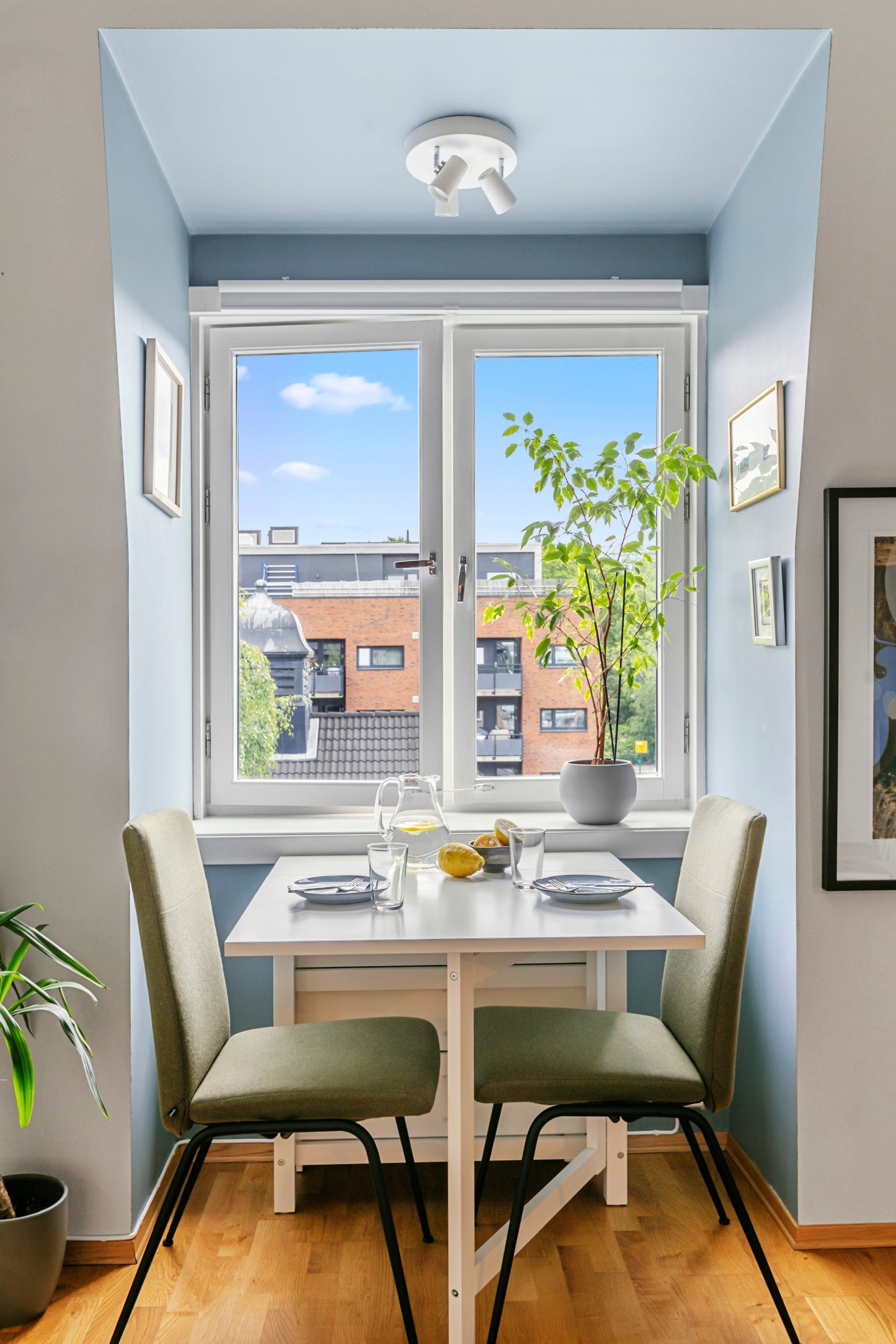 Leiligheten ligger usjenert til i toppetasjen med hyggelig utsyn fra vinduer Galleribilde