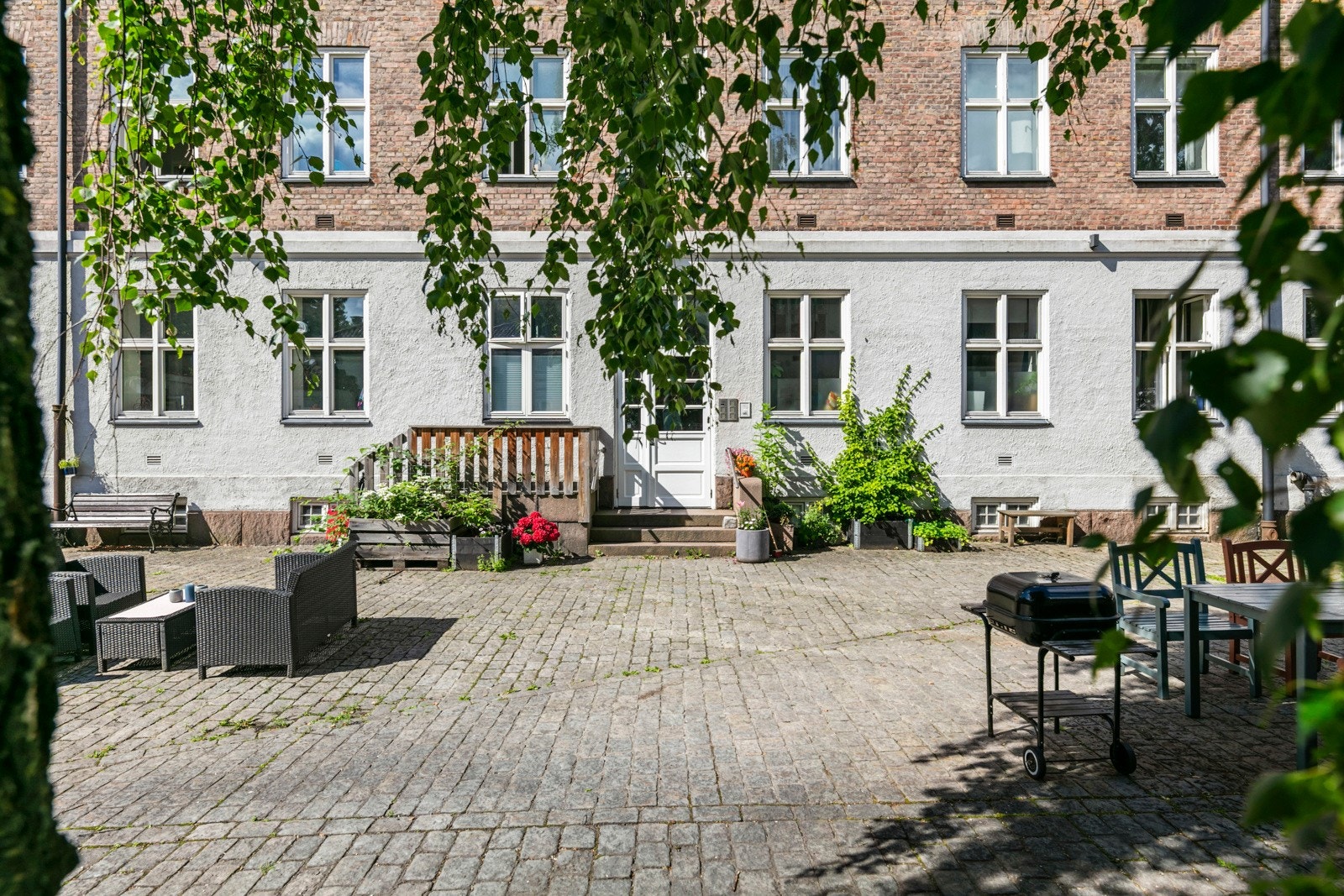 Brostein dekker hele bakgården, og skaper et herlig inntrykk. Galleribilde