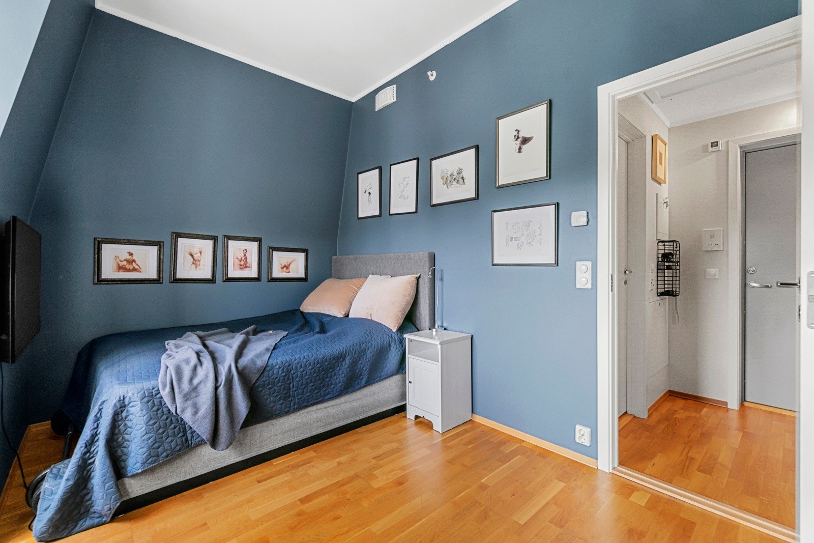 Soverom 1 med plass til dobbeltseng, nattbord og garderobe Galleribilde