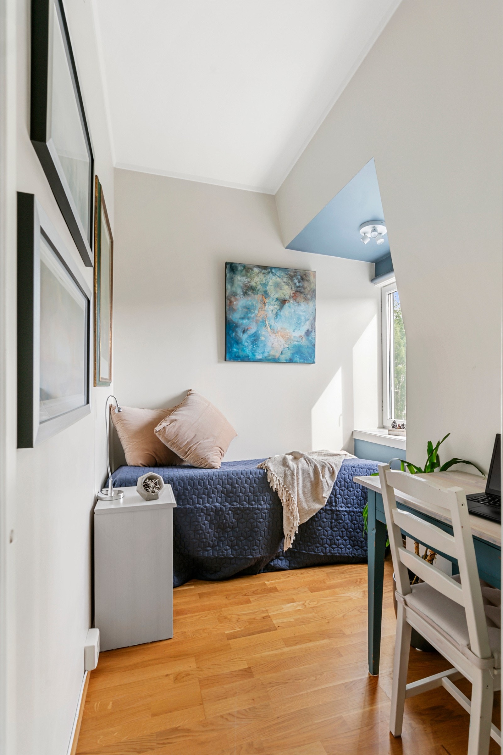 Soverom 2 med plass til seng, nattbord og garderobe Galleribilde