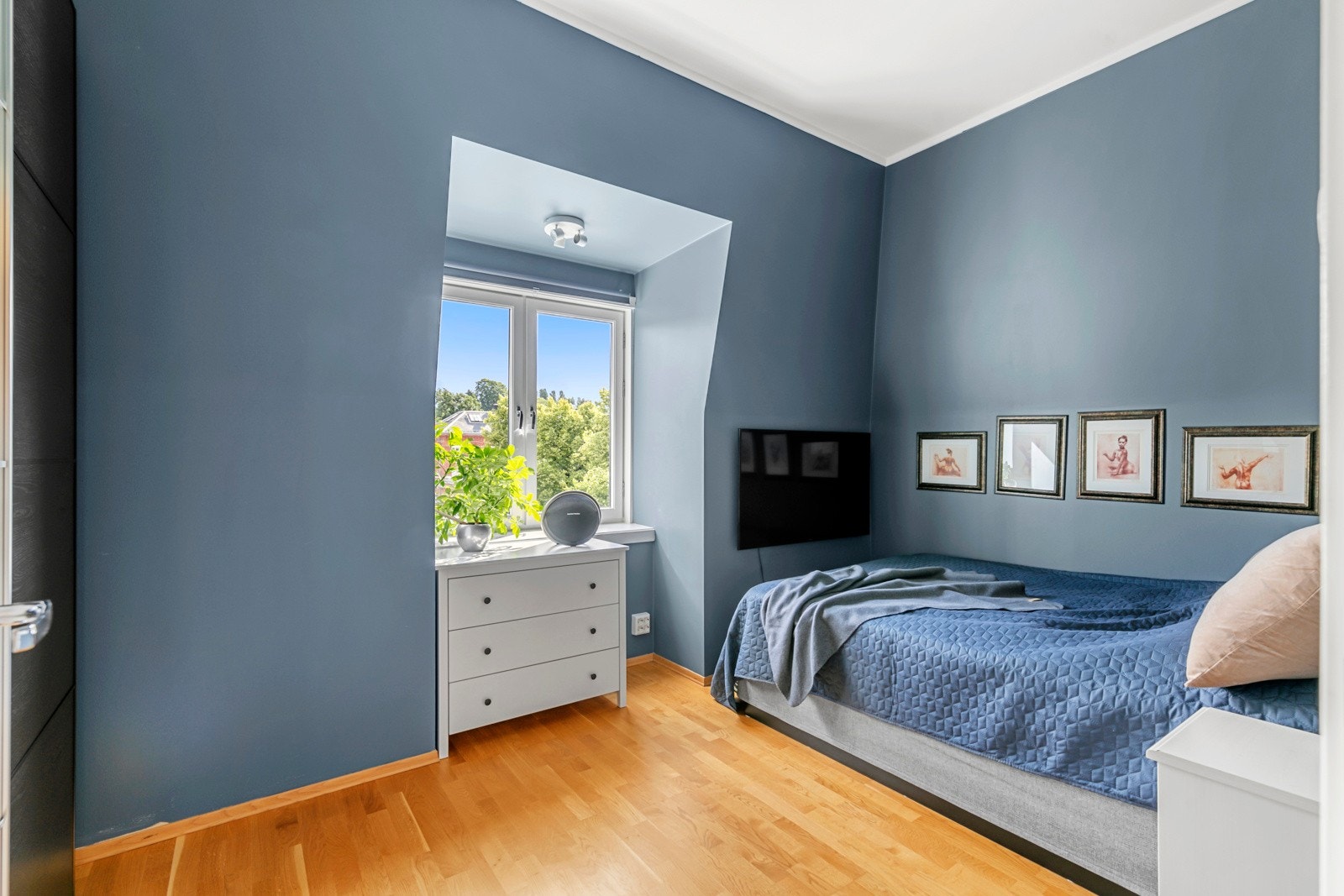 Soverom 1 malt i et moderne fargevalg Galleribilde