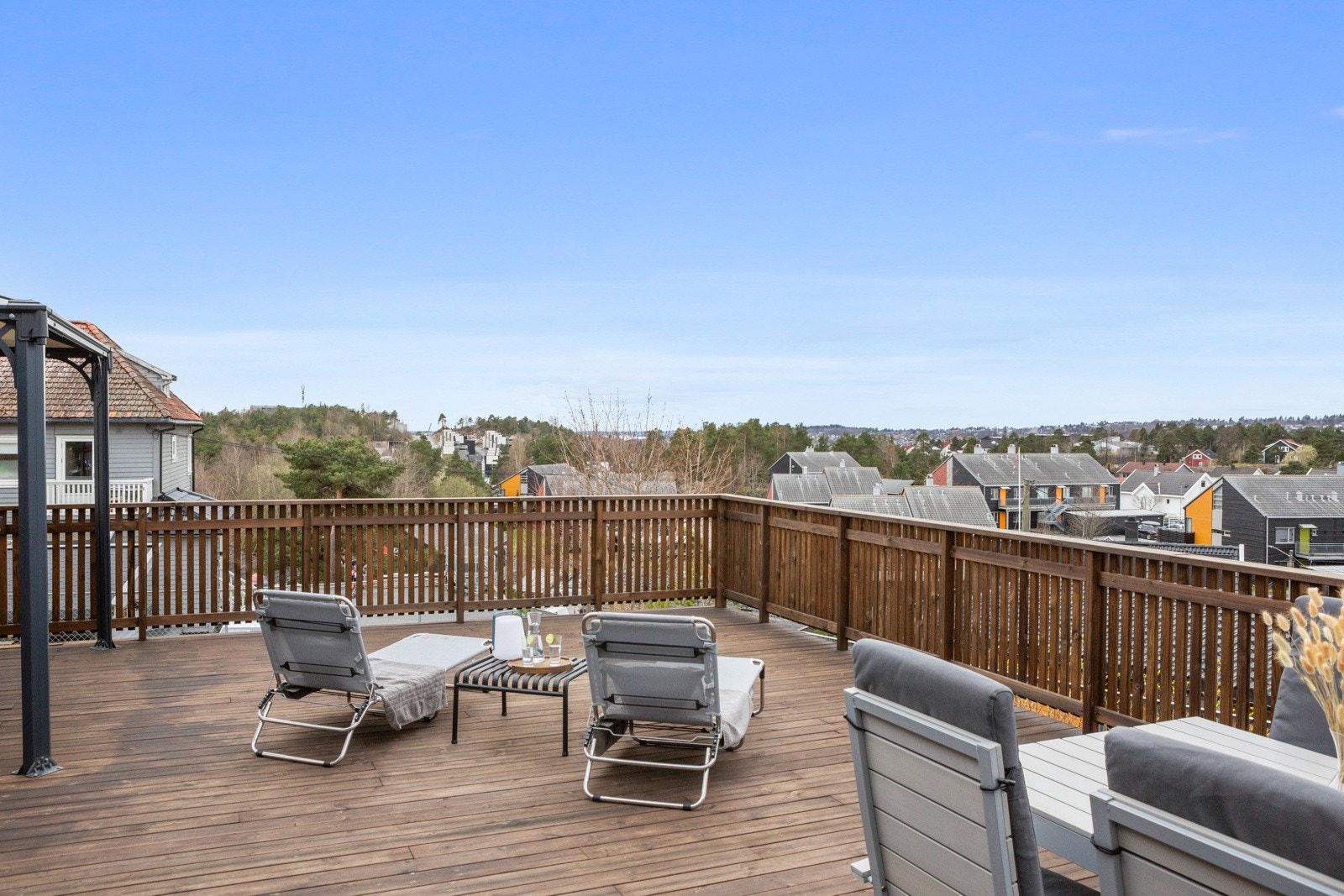 Sydvestvendt terrasse med sol på terrassen frem ca. 22.30 om sommeren. Galleribilde