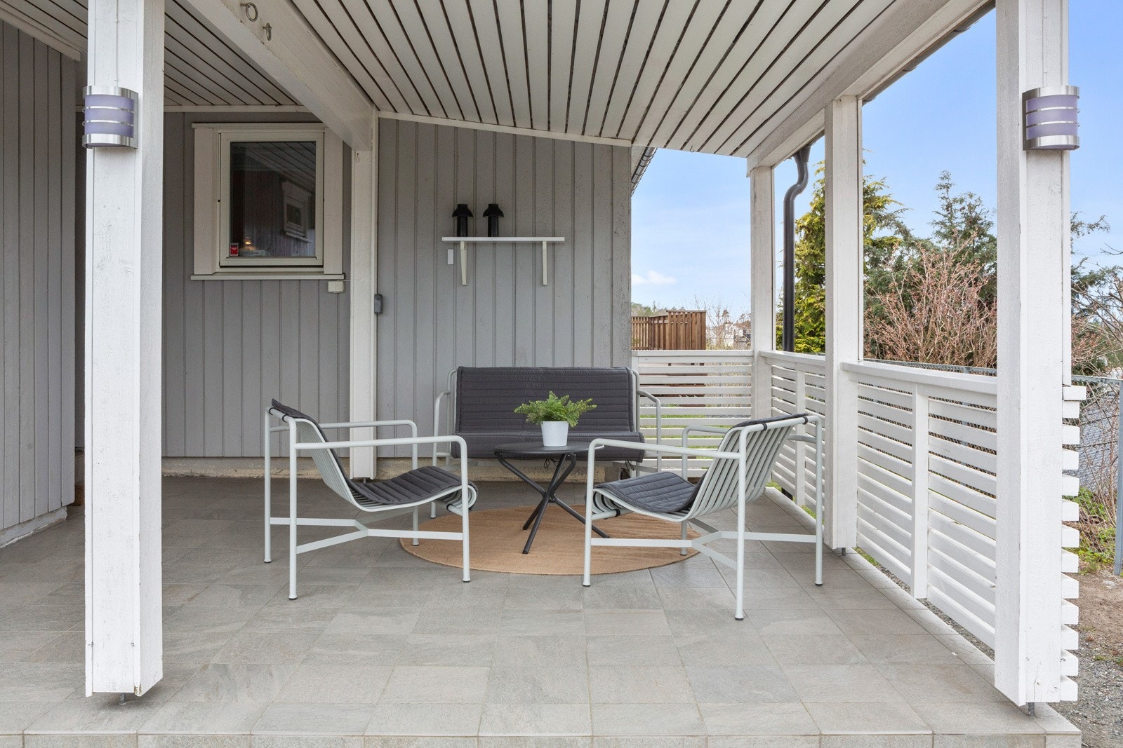 Ved inngangen ønsker en overbygd inngangsparti deg velkommen, skaper et innbydende førsteinntrykk som gir et hint om hva som venter innenfor. Galleribilde