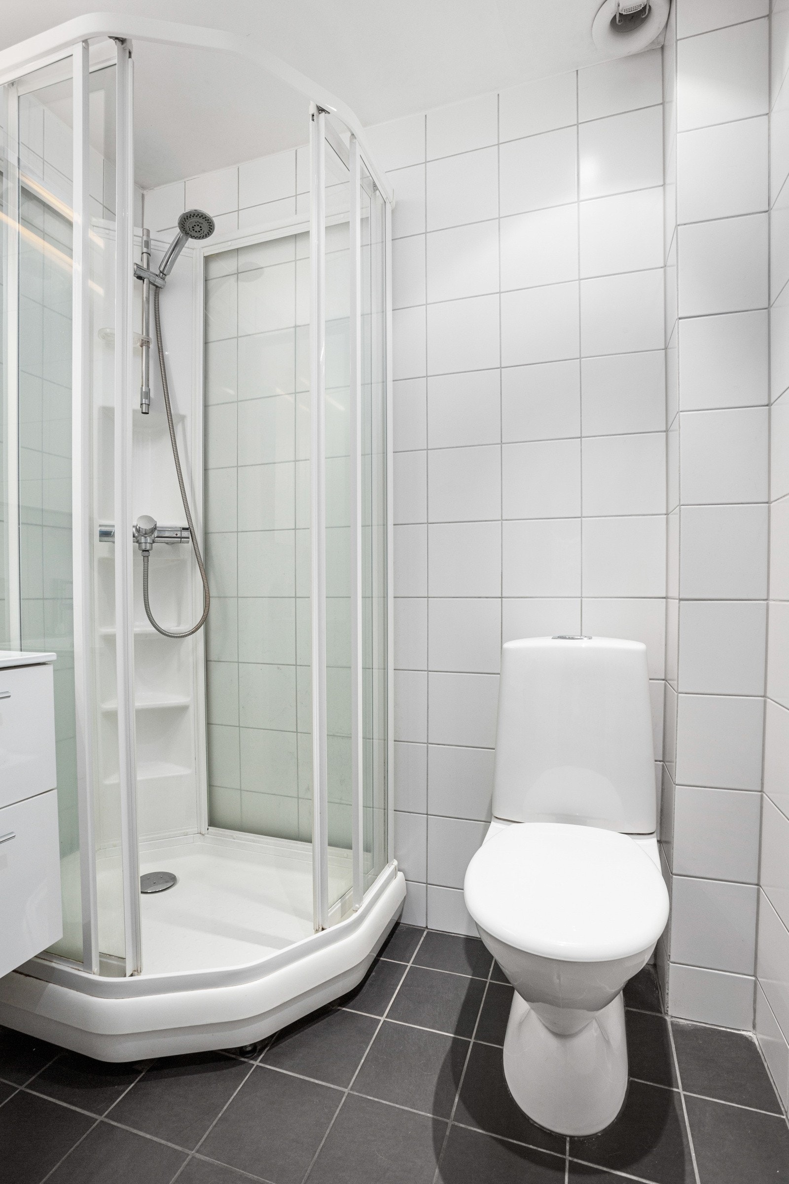 Bad med adkomst fra gangen ble pusset opp i 2009. Rommet har innredning med nedfelt servant, gulvfestet toalett og dusjkabinett. Galleribilde