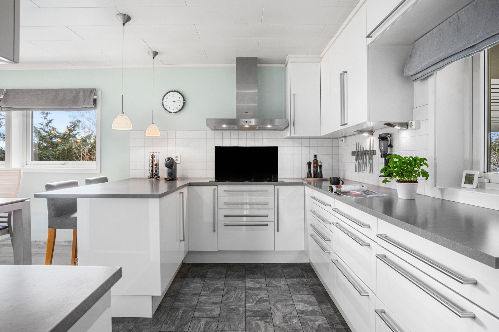 Her er det ingen ting overlatt til tilfeldighetene, med slette fronter og en elegant laminat benkeplate. Galleribilde