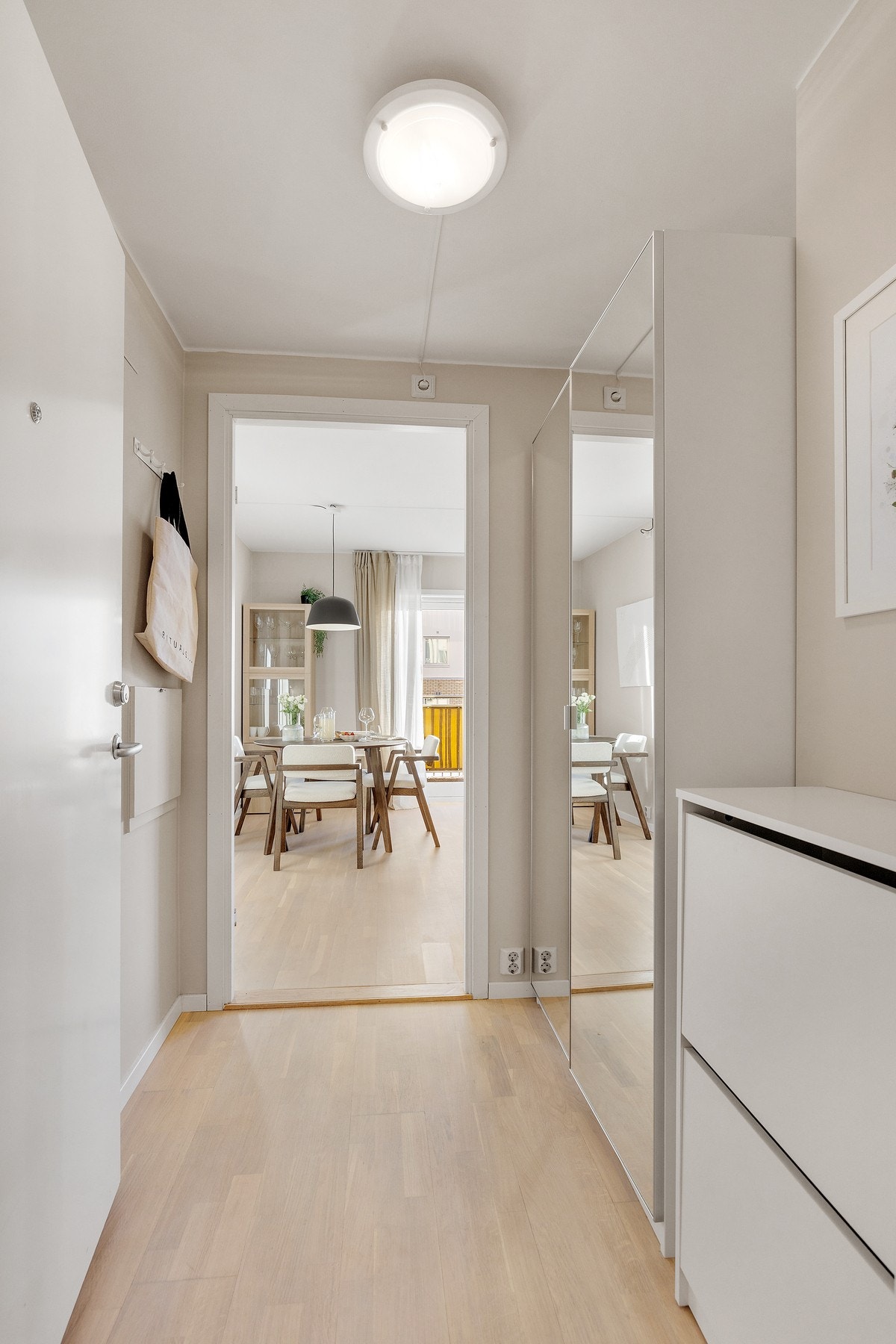Fra entréen er det adkomst til badet og stuen Galleribilde