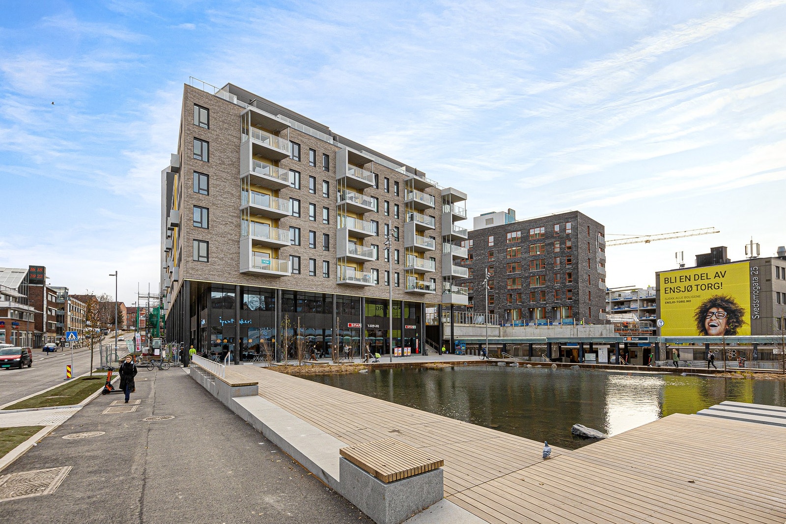 Ensjø Torg med T-banens linjer 1-4 ligger "rett over gata" Galleribilde