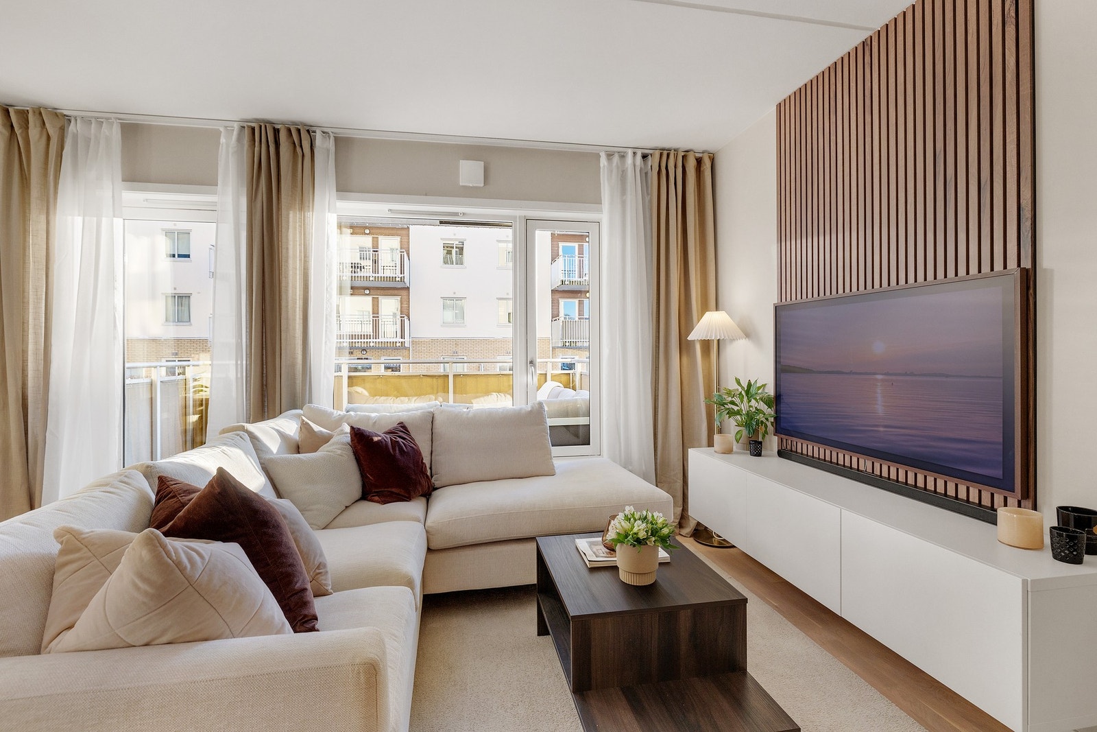 Stuen har god plass til sofagruppe og spisebord Galleribilde