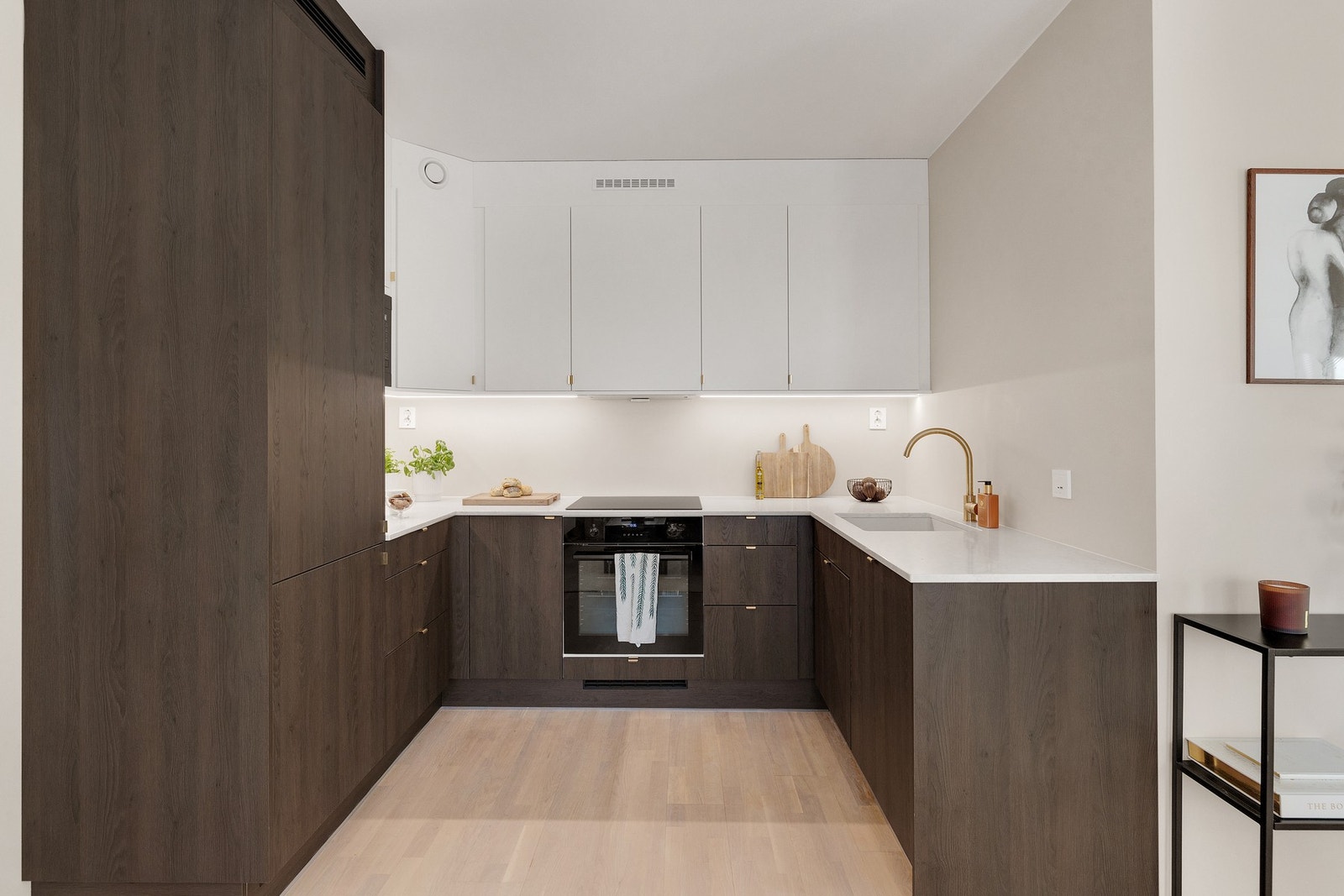 Moderne kjøkken fra 2023 med benkeplate i stein (Nerostein Selection Arabescato Venatino
Quartz) Galleribilde