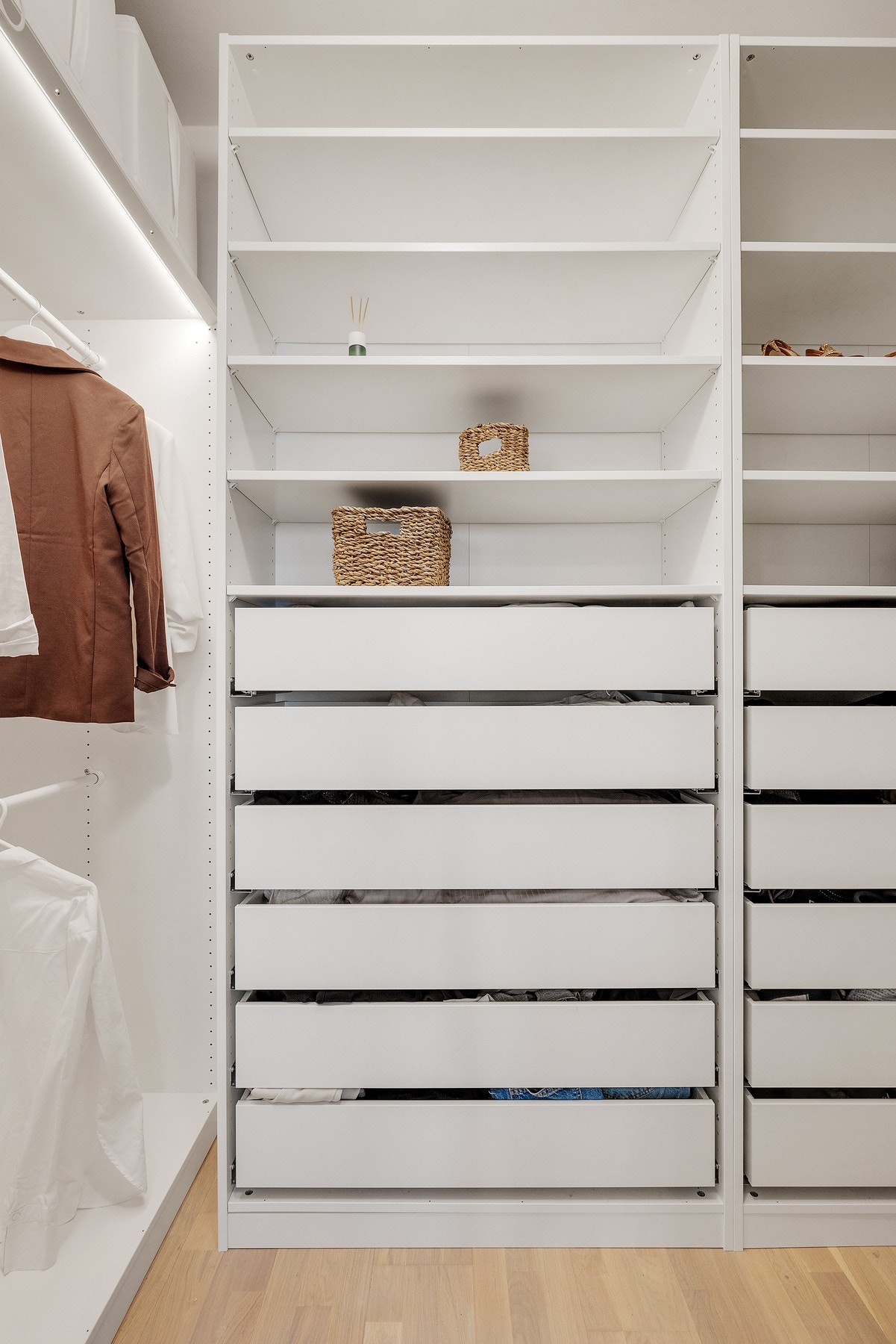 Flott omkledningsrom i forbindelse med hovedsoverommet Galleribilde