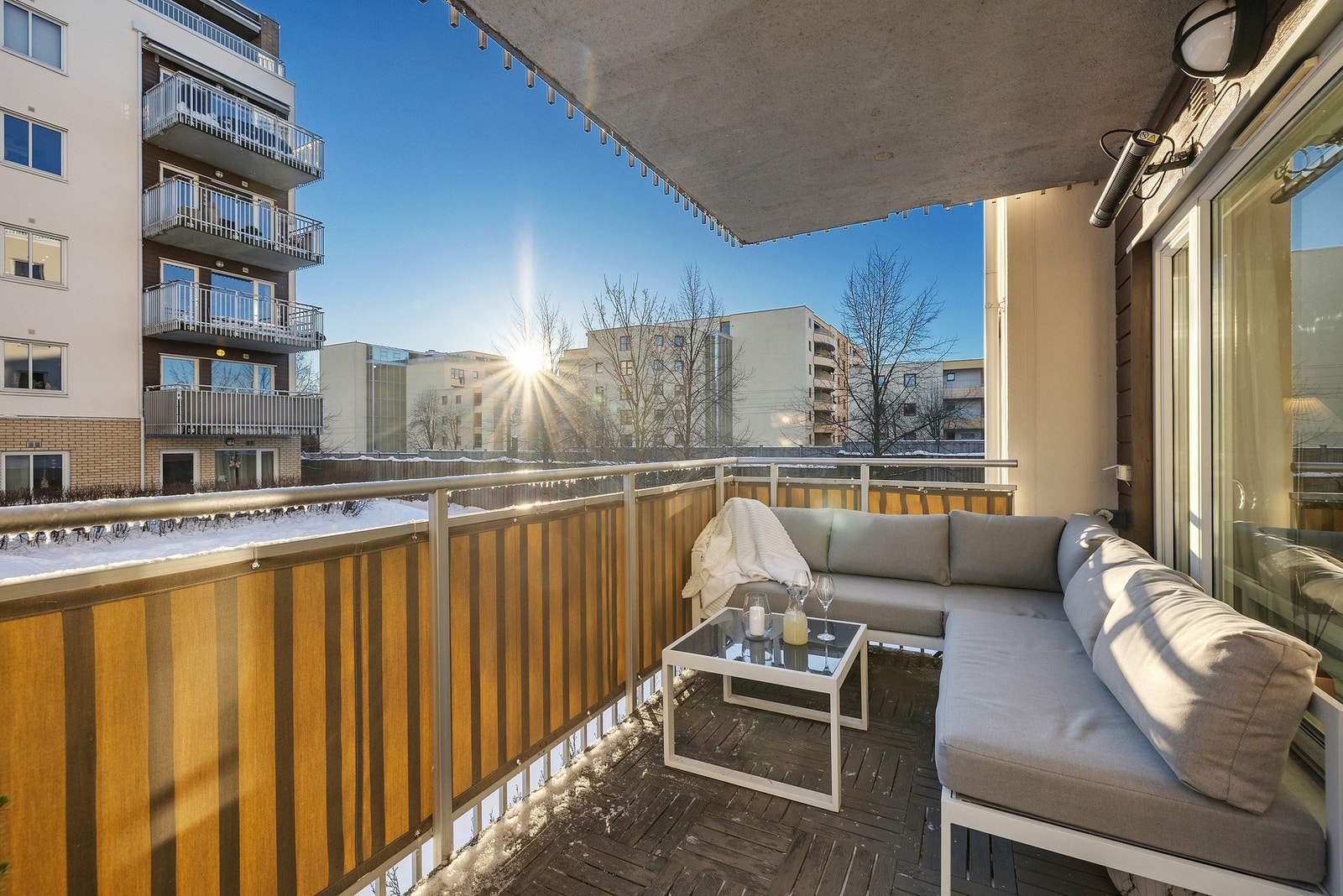 Her er det god plass til både sittegruppe og grill Galleribilde