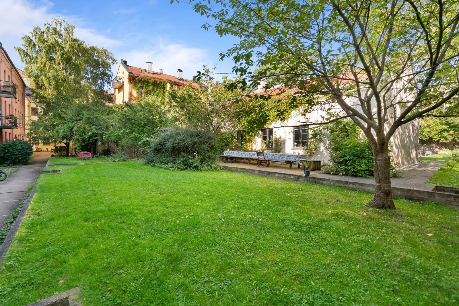 opparbeidet med gressplen, hellelagte arealer, trær og variert beplantning. Galleribilde