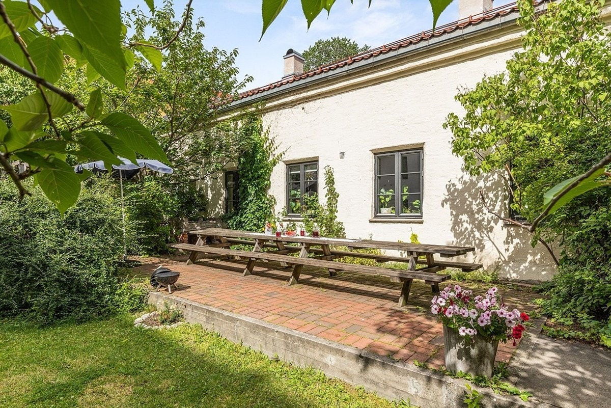 Det er sittebenker, felles sykkelparkering, grill og super god stemning i bakgården. Galleribilde