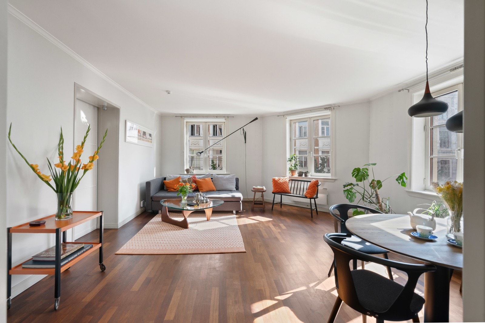 En sjelden hjørneleilighet med hele 105 kvadratmeter, dette hjemmet oser av en god romfølelse. Galleribilde