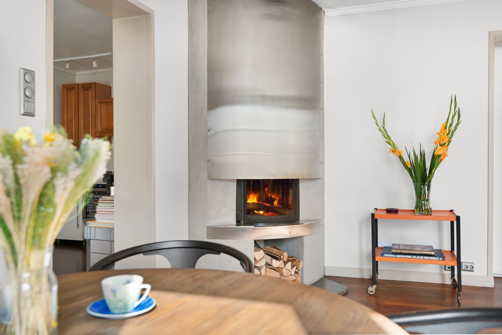 Hjemmet byr på hele tre ildsteder, her er det mye kos om vinteren. Galleribilde