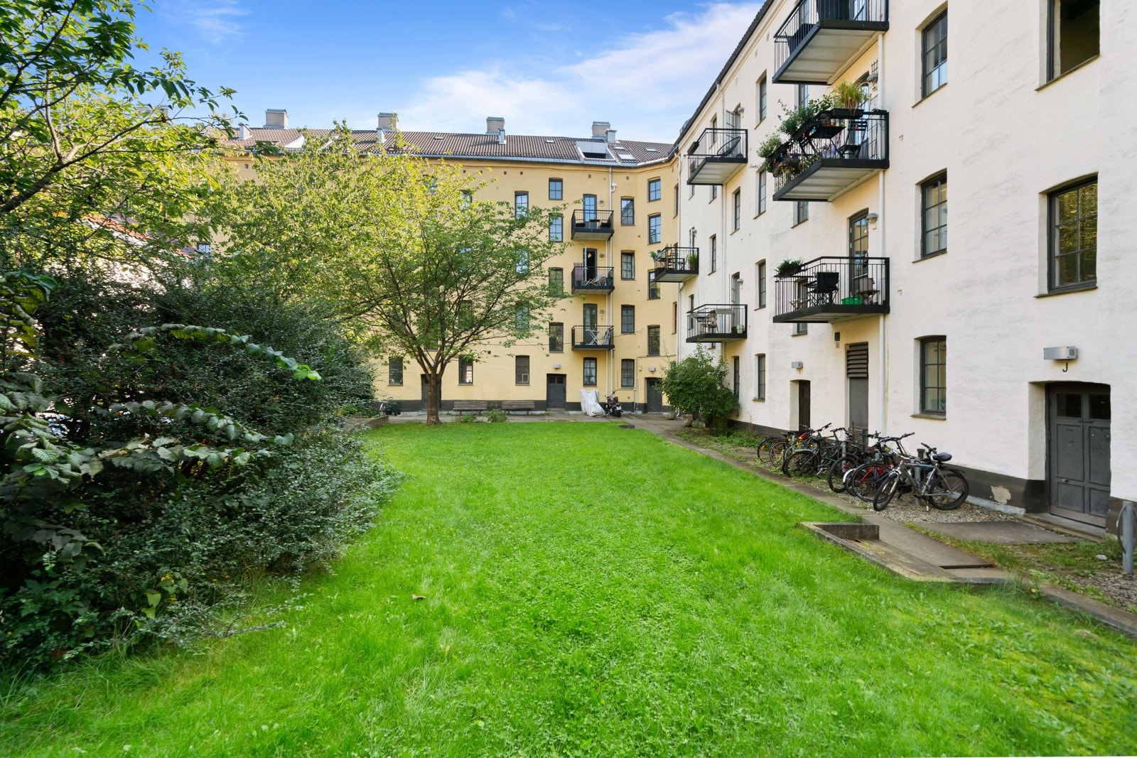 Bygget ligger skjermet til med en idyllisk bakgård. Galleribilde