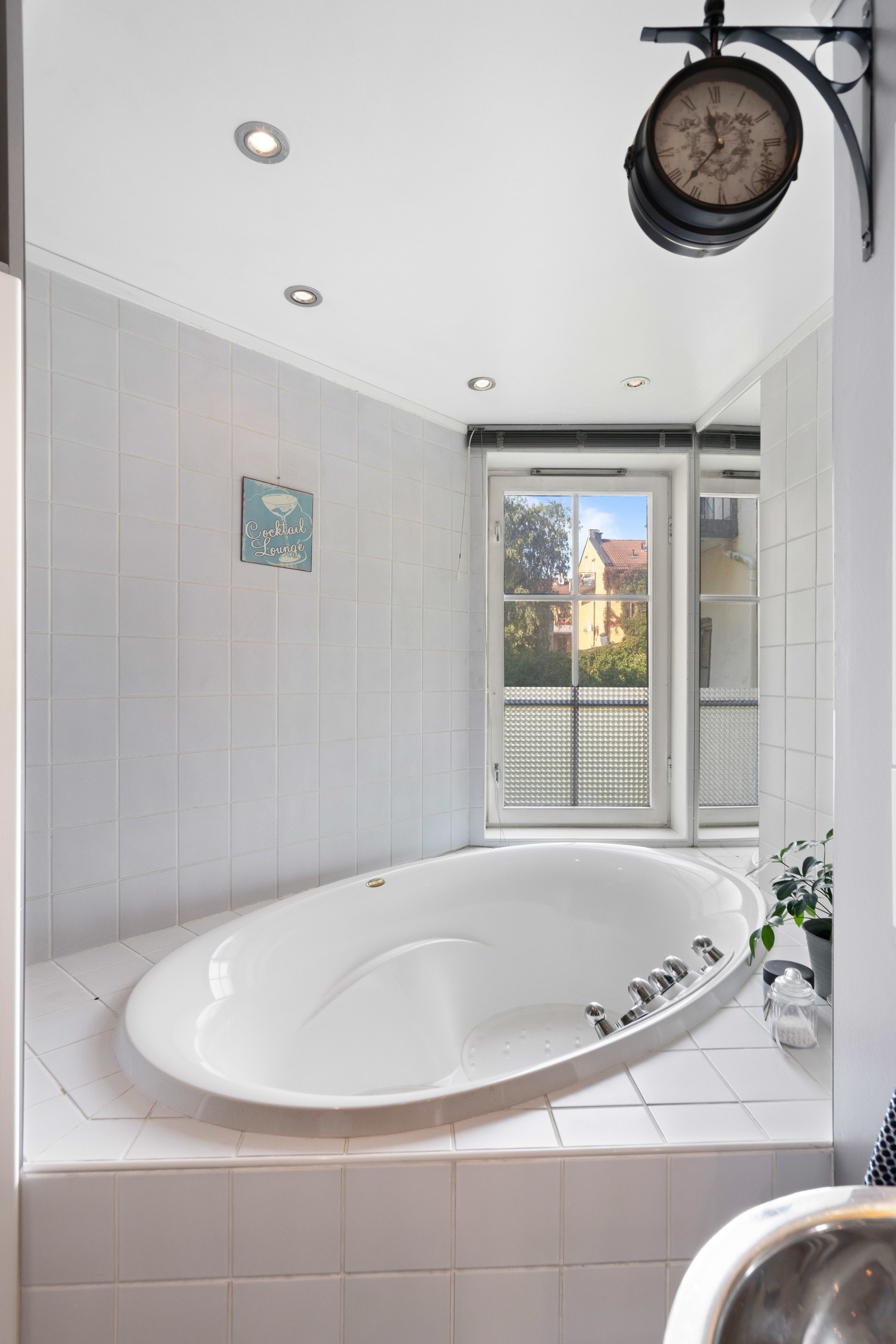 Veggene er malt og flissatte, det er downlights i himlingen og på gulvet er det grå fliser over gulvvarme. Galleribilde