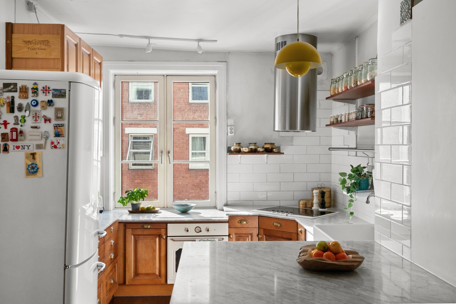 Kjøkkenet er både klassisk og tradisjonelt, og rommet gir en hjemmekoselig følelse som innbyr til baking og kokkelering. Galleribilde