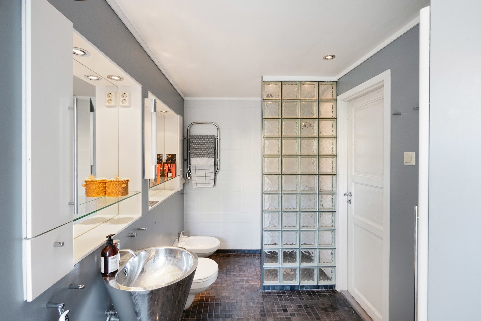 Badet fremstår som velholdt, pent og romslig, og den vinklede planløsningen på rommet er optimalt utnyttet. Galleribilde