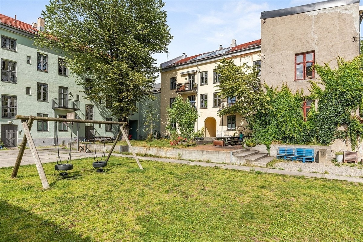 Til barnas store glede er det flere lekeapparater og rikelig med boltreplass. Galleribilde