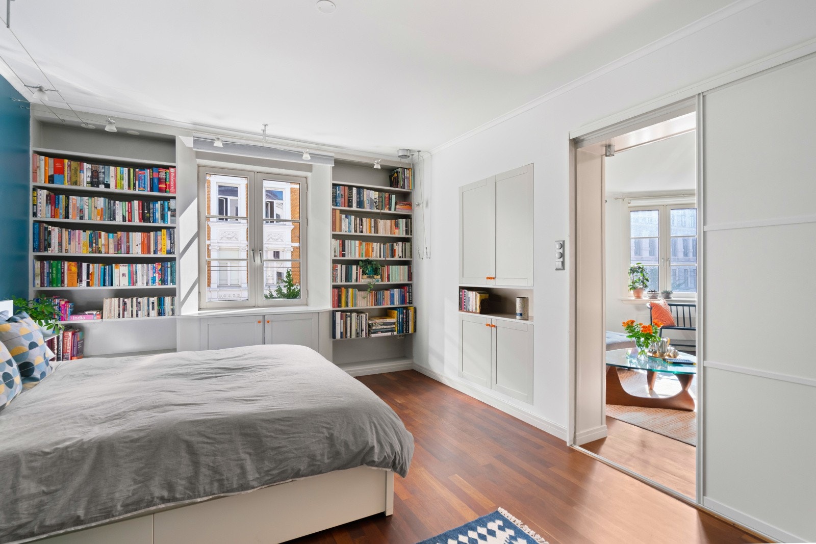 Velkommen inn til masterommet. Rommet har en praktisk skyvedørsløsning fra stuen og kan brukes til å forlengelse stuen for deg som vil ha sosiale sammenkomster i stort lag! Galleribilde